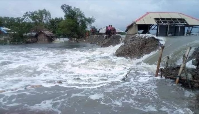 কপোতাক্ষ নদের বাঁধ ভেঙে ২ গ্রাম প্লাবিত