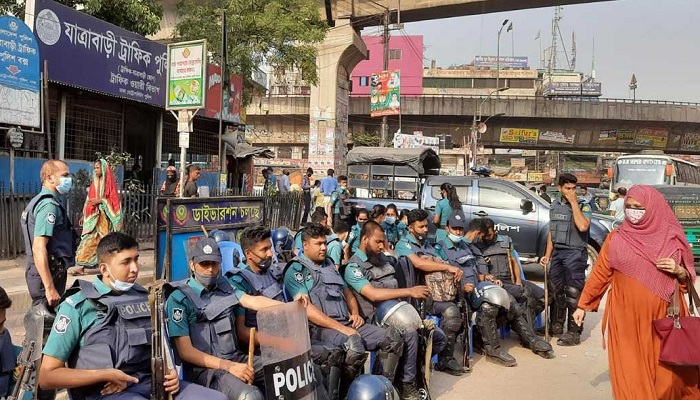 চলছে হরতাল, সতর্ক অবস্থানে পুলিশ