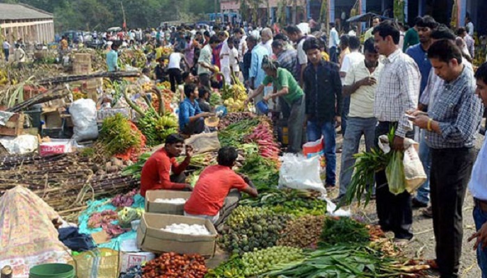 হঠাৎ বাজারে ক্রেতাদের ভিড়