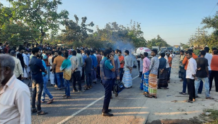 বেতনের দাবিতে শ্রমিকদের মহাসড়ক অবরোধ