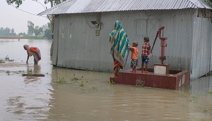 তিস্তার পানি বিপদ সীমার উপরে, পানিবন্দি দুই গ্রামের মানুষ