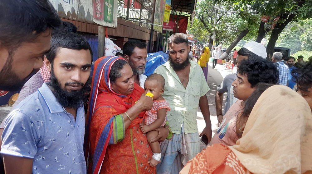 অলৌকিকভাবে বেঁচে গেল বিদ্যুৎস্পৃষ্ট সেই ৭ মাসের শিশু