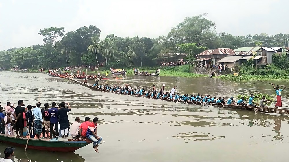 প্রধানমন্ত্রীর জন্মদিন স্মরণীয় করে রাখতে ফরিদপুরে নৌকাবাইচ