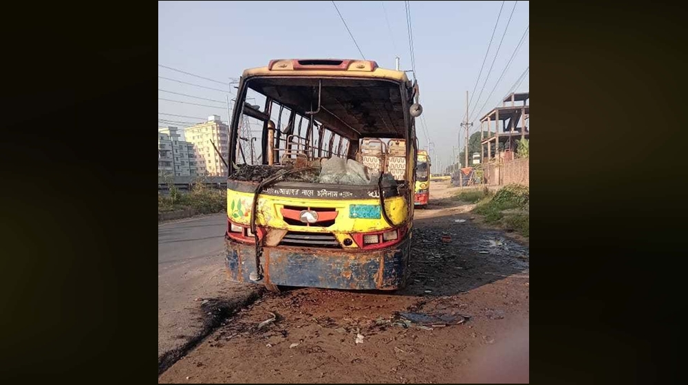 ডেমরায় মধ্যরাতে বাসে আগুন, ঘুমন্ত হেলপারের মৃত্যু