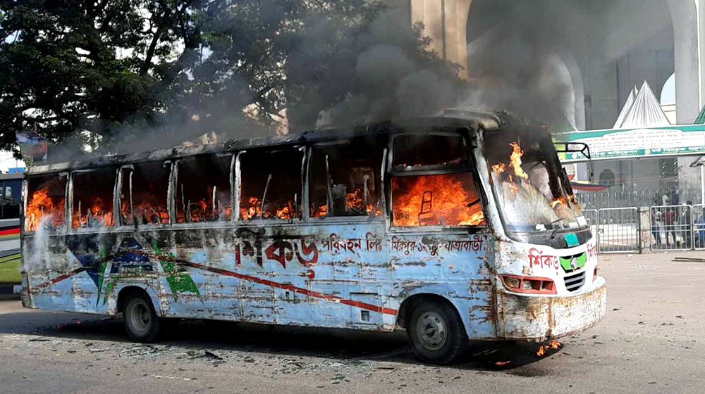 বায়তুল মোকাররমের সামনে চলন্ত বাসে আগুন