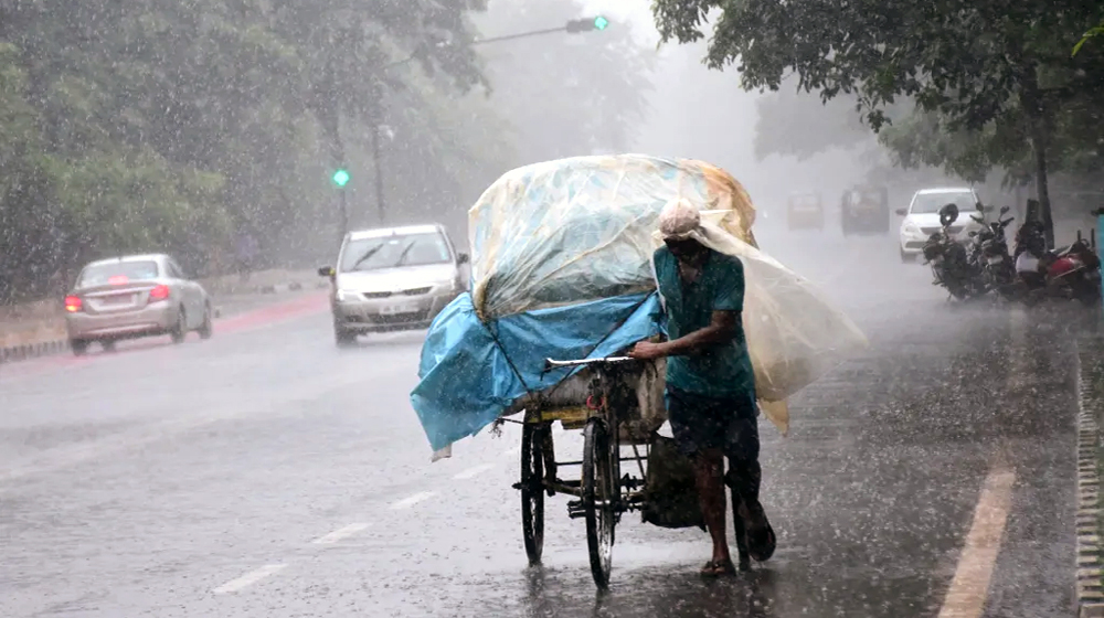 রাতেই ৮০ কিমি বেগে ঝড়ের আভাস, বন্দরে সতর্কতা