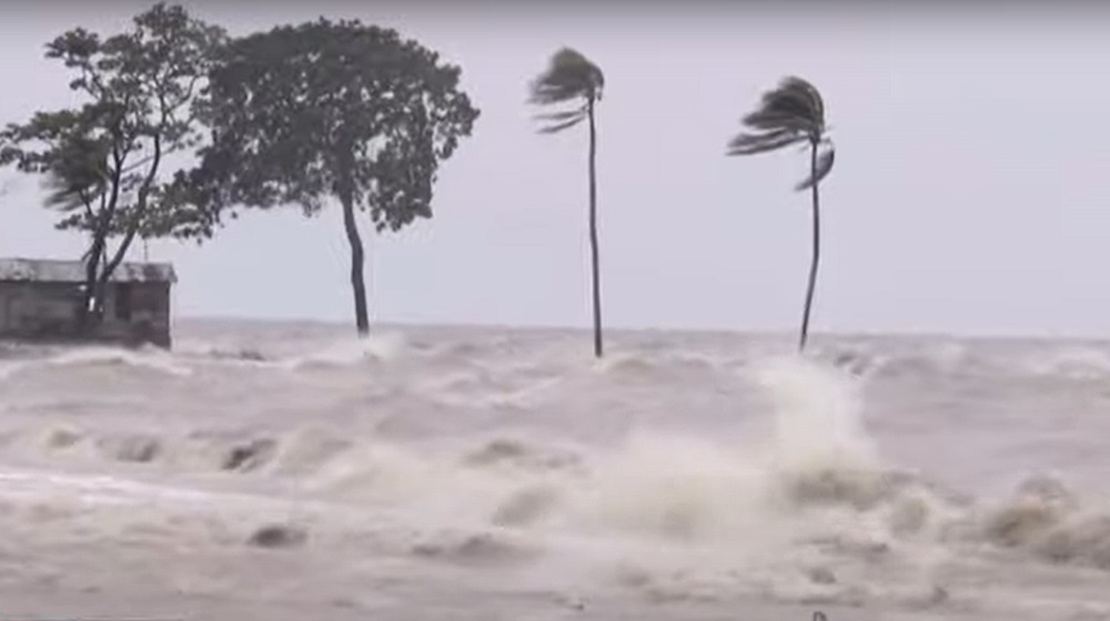 ঘূর্ণিঝড় রেমালের তাণ্ডবে সারাদেশে প্রাণ গেল ২১ জনের