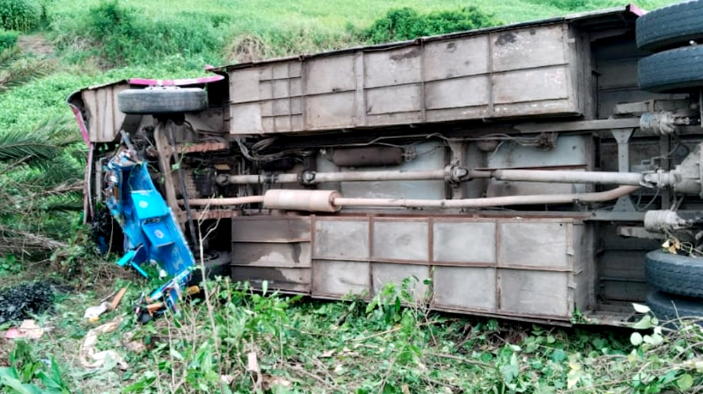 ত্রিমুখী সংঘর্ষে প্রাণ গেল দুইজনের, আহত ১২