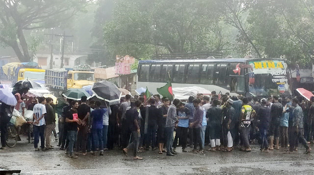 বৃষ্টি উপেক্ষা করে কোটা সংস্কার আন্দোলনে ইবি শিক্ষার্থীরা