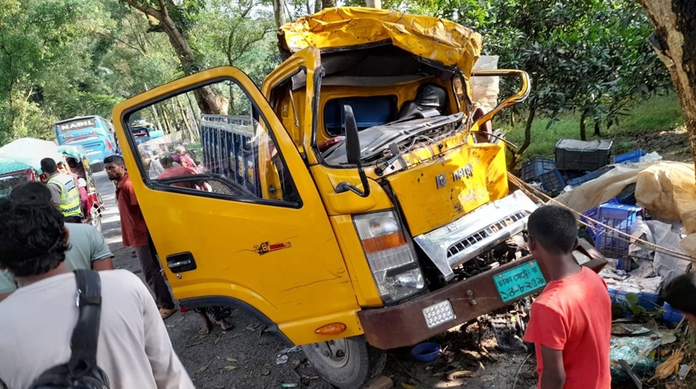 দিনাজপুরে নিয়ন্ত্রণ হারিয়ে গাছে ট্রাকের ধাক্কা, নিহত ১