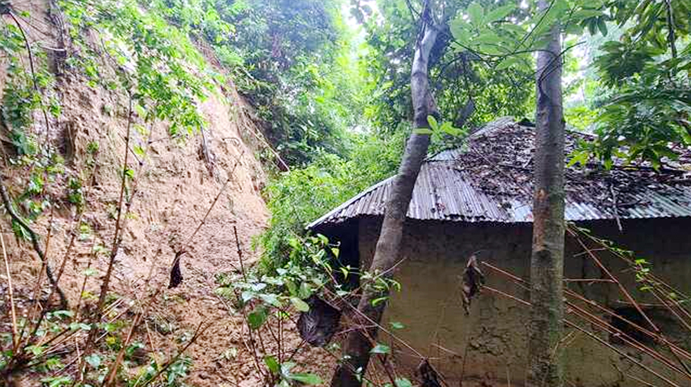 কক্সবাজারে পাহাড় ধসে গৃহবধূর মৃত্যু