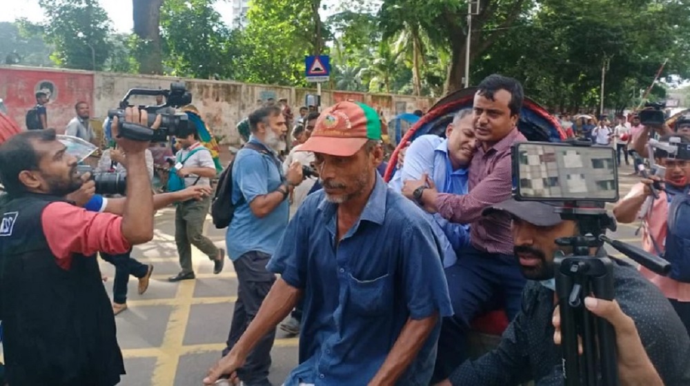 ঢাকা বিশ্ববিদ্যালয়ে আন্দোলনকারীদের বেধড়ক মারধরে শিক্ষক আহত