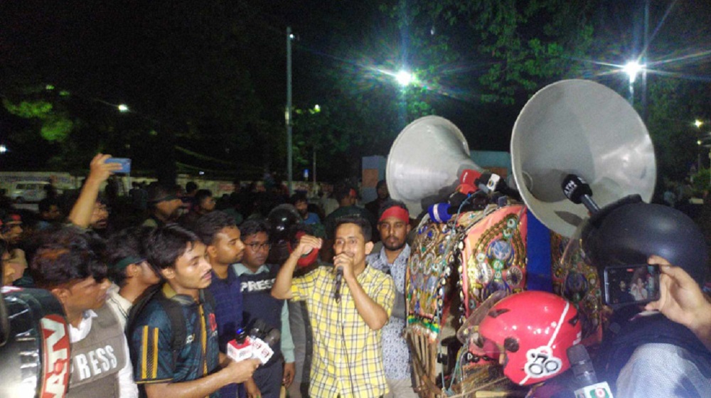 রাতেই কর্মসূচি জানানোর ঘোষণা দিয়ে হলে ফিরলেন আন্দোলনকারীরা