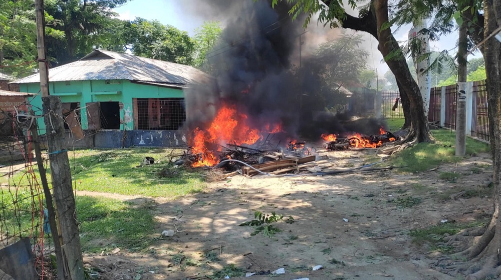 গাইবান্ধায় আওয়ামী লীগের অফিস ভাঙচুর ও অগ্নিসংযোগ