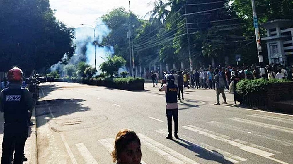 ঢাকা বিশ্ববিদ্যালয়ে পুলিশ-শিক্ষার্থী ফের সংঘর্ষ 