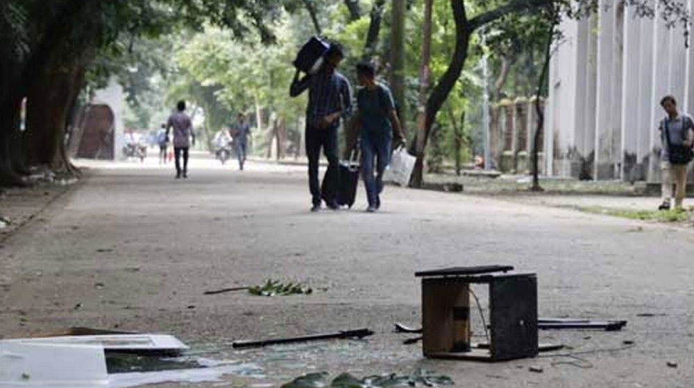 হল ছাড়ছেন ঢাকা বিশ্ববিদ্যালয়ের শিক্ষার্থীরা