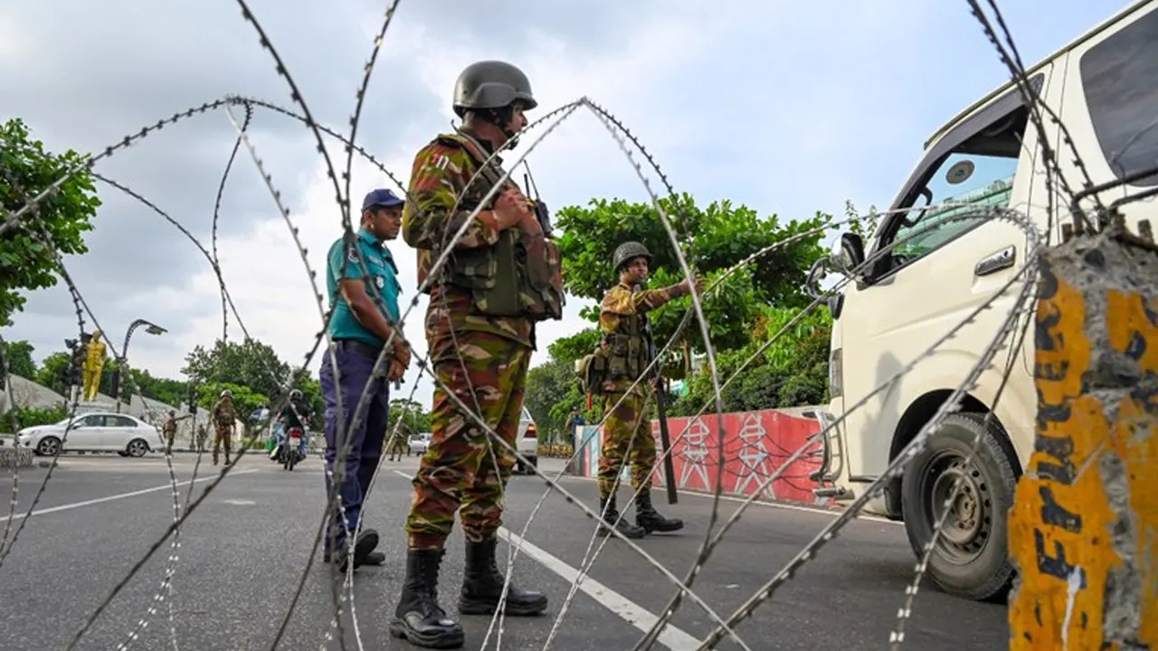 সারাদেশে চলছে অনির্দিষ্টকালের কারফিউ