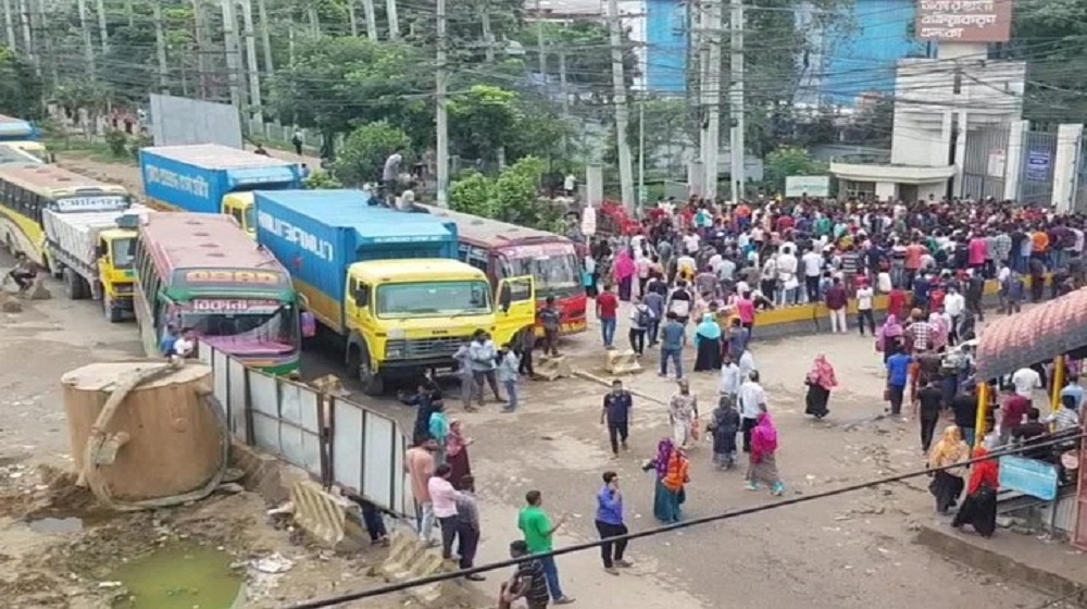 সাভারে চাকরিপ্রার্থীদের বিক্ষোভ, সড়কে যানজট