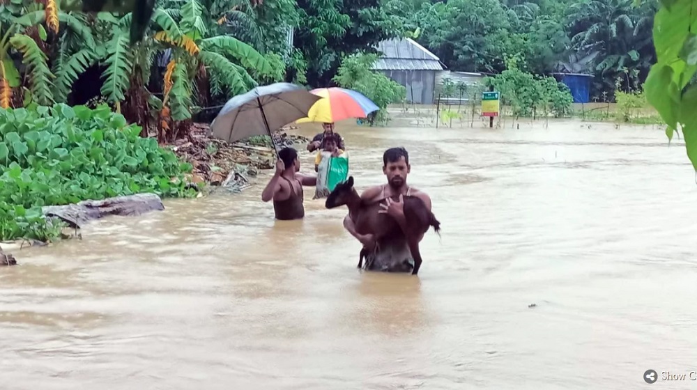 কুমিল্লায় আকস্মিক বন্যা, পানিবন্দি মানুষ