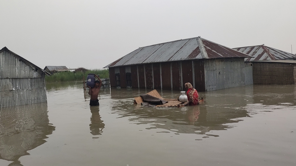 আশ্রয়ের সন্ধানে বানভাসীরা, বিশুদ্ধ পানি ও খাবারের সংকট