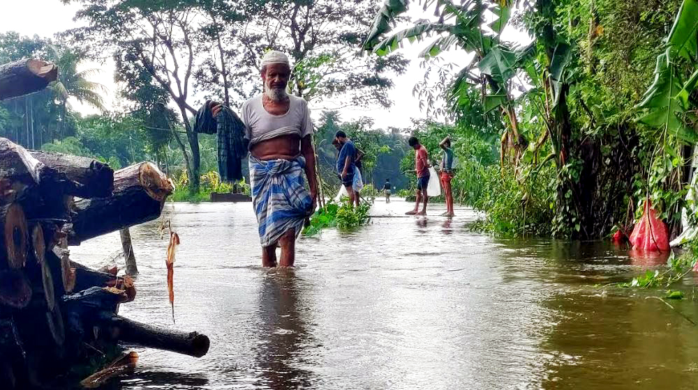 ধীরগতিতে কমছে পানি, বাড়ছে দুর্ভোগ