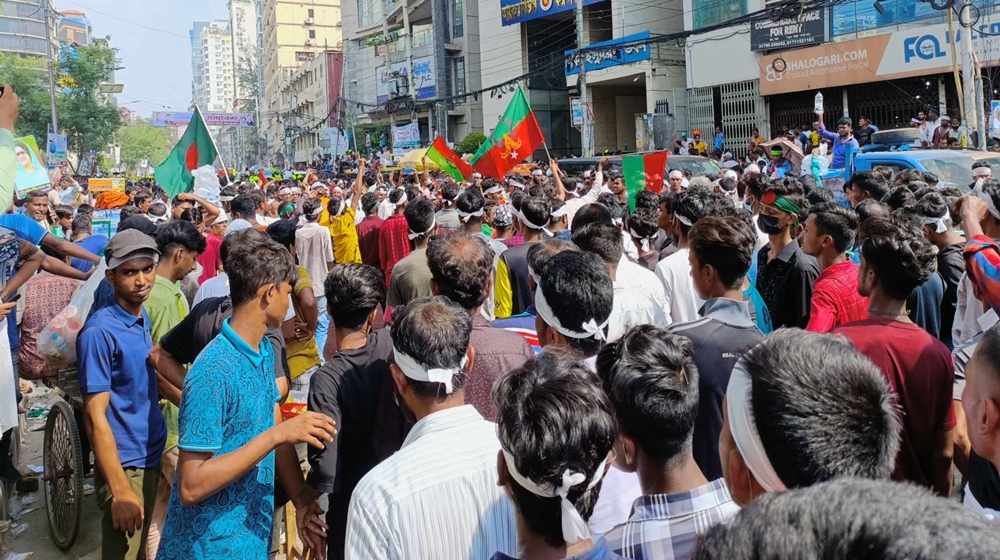 নয়াপল্টনে বিএনপি নেতাকর্মীদের ঢল