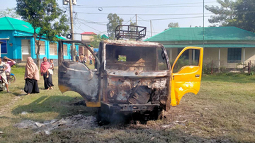 গণপিটুনিতে চোর নিহত, পিকআপে আগুন