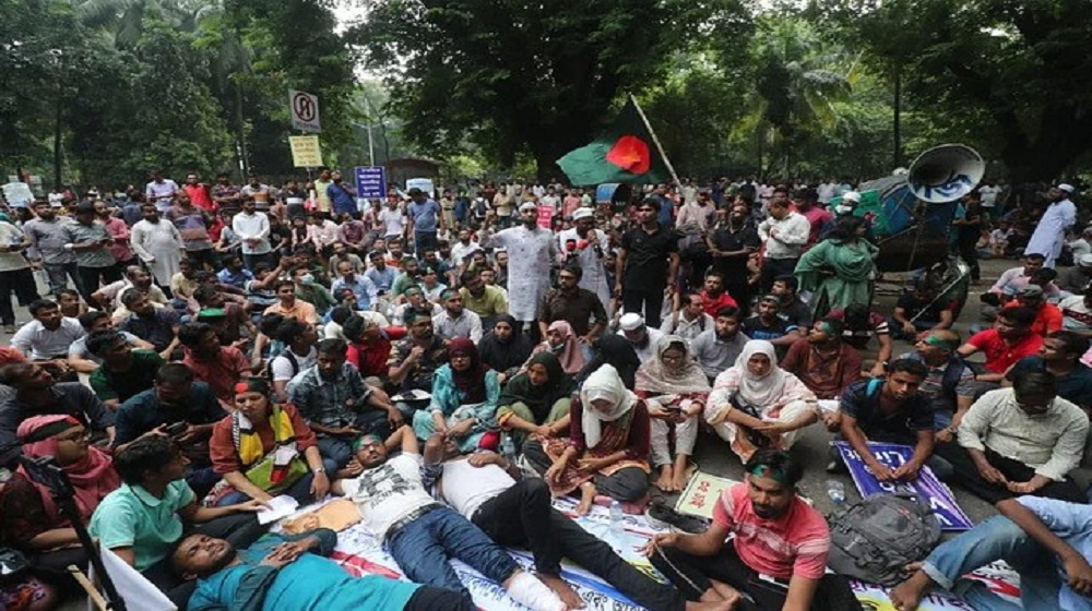 প্রধান উপদেষ্টার বাসভবনের সামনে ৩৫ প্রত্যাশীদের অবস্থান, পুলিশের টিয়ারশেল