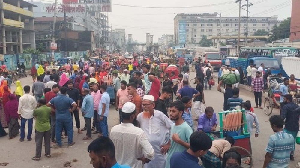 আশুলিয়ায় টানা ৫০ ঘণ্টা শ্রমিকদের মহাসড়ক অবরোধ, যানজটে দুর্ভোগ