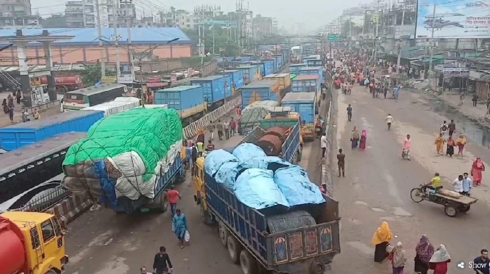 ‘মালিক গ্রেপ্তারের’ খবরে ৫২ ঘণ্টা পর নবীনগর-চন্দ্রা মহাসড়ক ছাড়লেন শ্রমিকরা