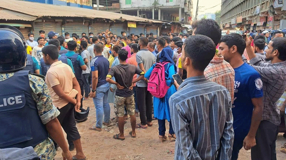 গাজীপুরে পোশকশ্রমিকদের মধ্যে ধাওয়া-পাল্টা ধাওয়া