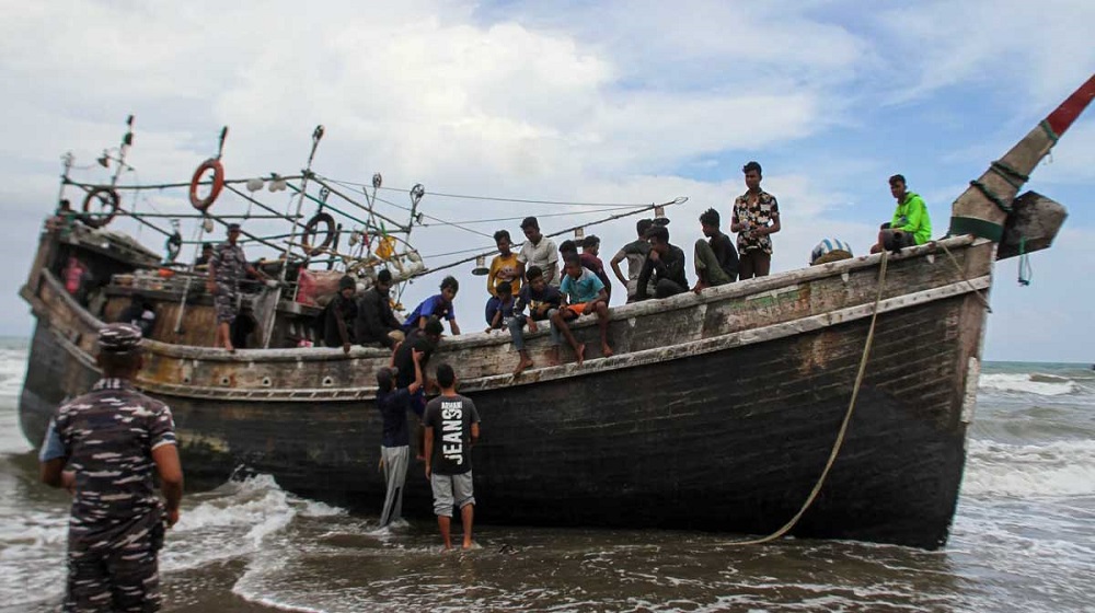 নাফনদীতে অনুপ্রবেশকালে ৩৭ রোহিঙ্গাকে ফেরত পাঠাল বিজিবি