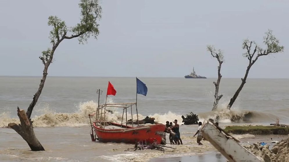 প্রবল ঘূর্ণিঝড়ে রূপ নিয়েছে ‘ডানা’, বন্দরে সতর্কতা