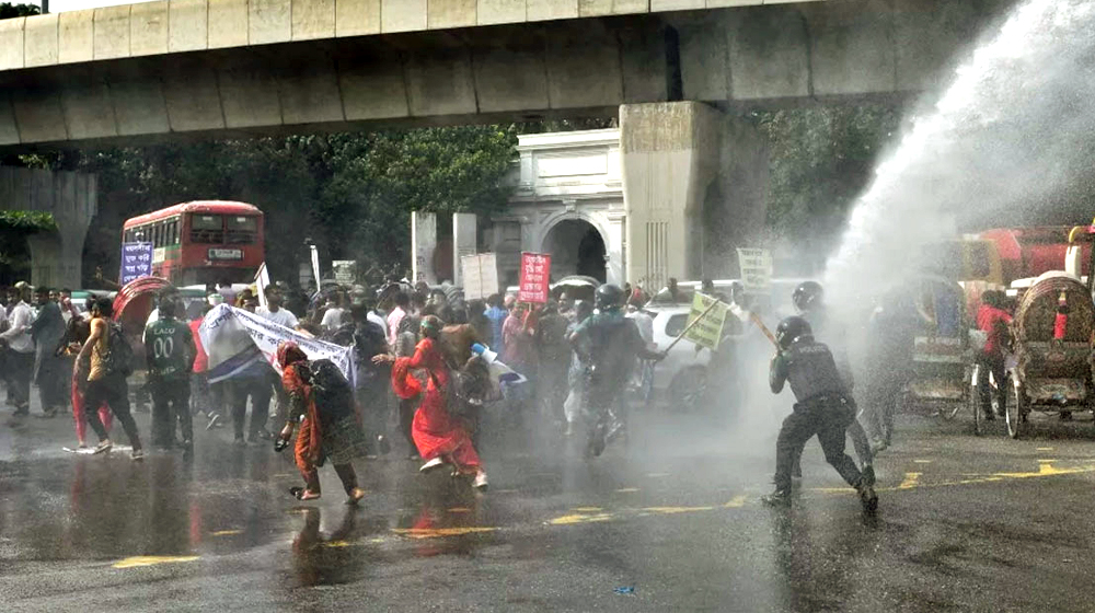 ৩৫ প্রত্যাশী শিক্ষার্থীদের ওপর পুলিশের লাঠিচার্জ