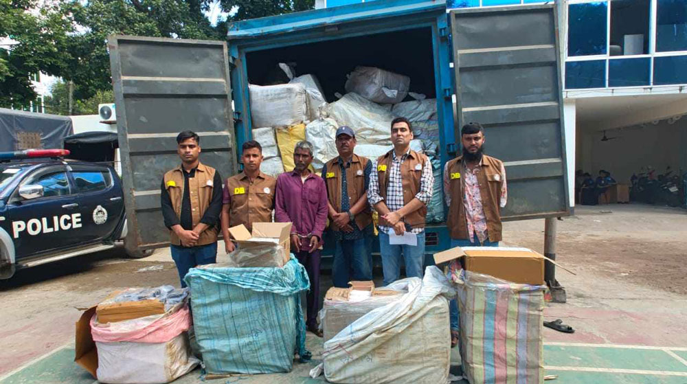 নরসিংদীতে অবৈধ ভারতীয় প্রসাধনী বোঝাই কাভার্ড ভ্যানসহ আটক ১