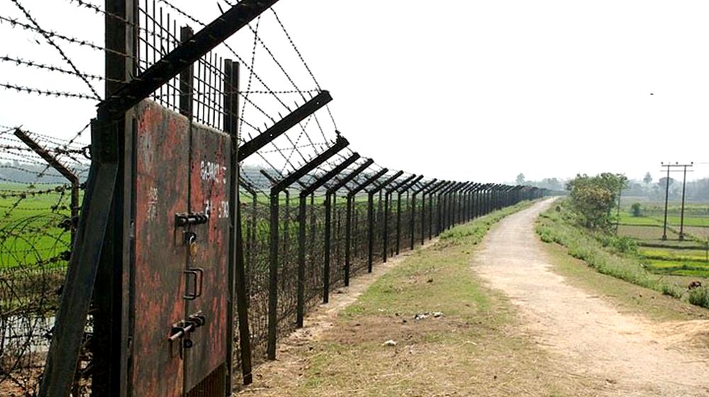 ভারত থেকে ফেরার পথে সীমান্তে দুই তরুণী আটক