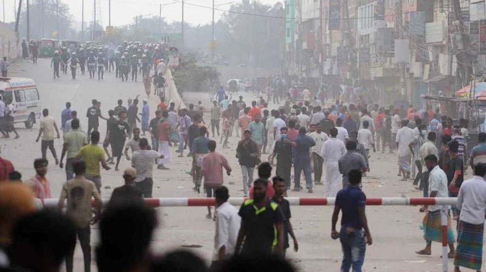 জুরাইনে পুলিশ-ব্যাটারিচালিত রিকশাচালকদের সংঘর্ষ, রেললাইন অবরোধ