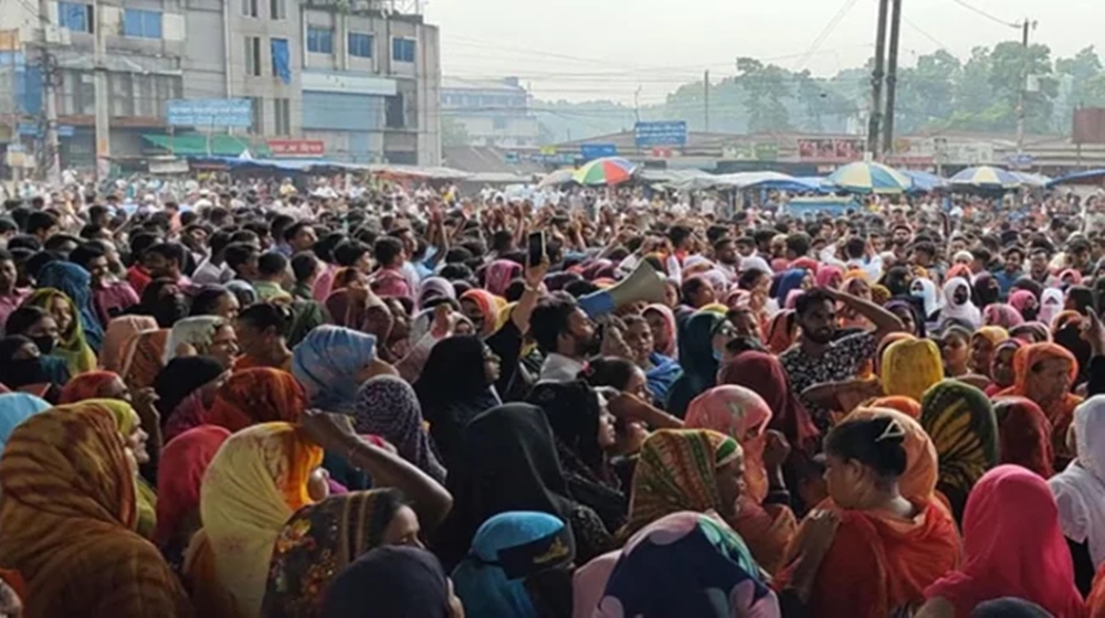 বকেয়া বেতনের দাবিতে ঢাকা-টাঙ্গাইল মহাসড়ক অবরোধ