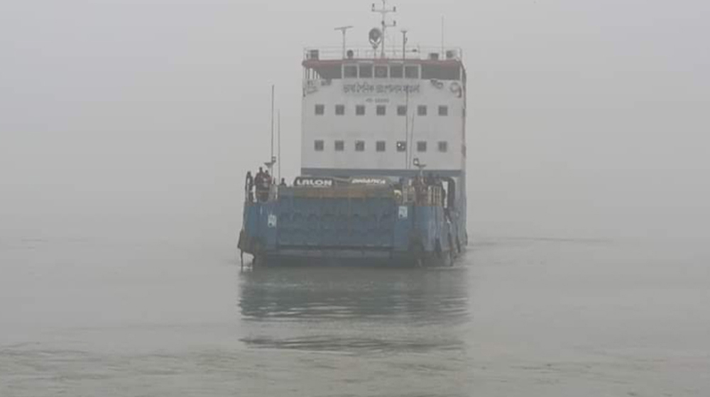 ঘন কুয়াশায় তিন নৌরুটে ফেরি চলাচল বন্ধ, যানবাহনের দীর্ঘ সারি