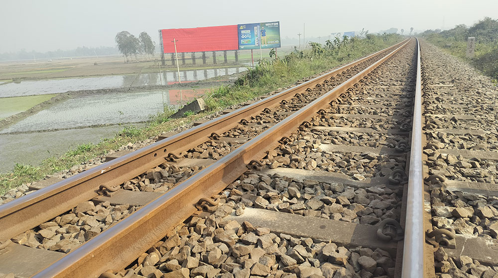 রেললাইনের পাশে পড়েছিল স্বামী-স্ত্রীর মরদহে