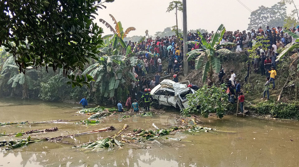 ফরিদপুরে ট্রেনের ধাক্কায় মাইক্রোবাস খাদে, নিহত ৫