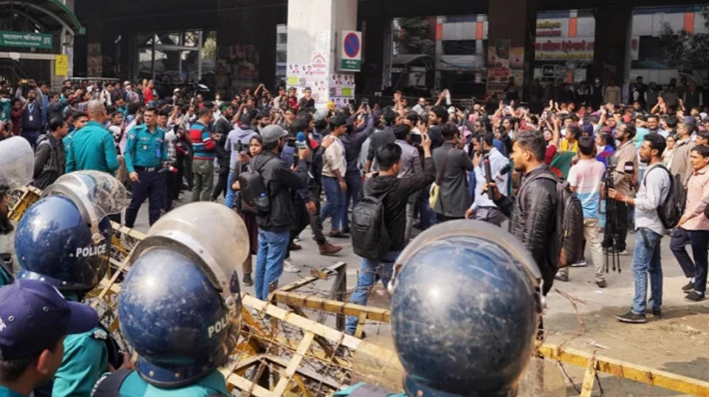 সচিবালয় গেটে শিক্ষার্থীদের সঙ্গে পাল্টাপাল্টি ধাওয়া, তদন্ত কমিটি গঠন