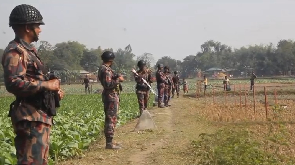 শূন্যরেখায় বেড়া দিলো বিএসএফ, সীমান্তে উত্তেজনা