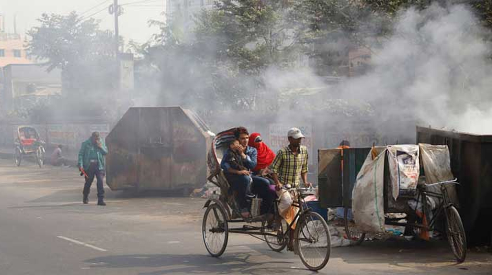 ‘খুব অস্বাস্থ্যকর’ বাতাস নিয়ে দূষণে শীর্ষে ঢাকা