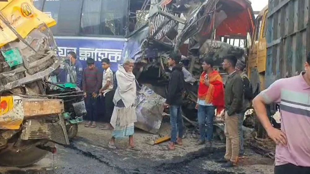 নরসিংদীতে বাস-ট্রাকের ত্রিমুখী সংঘর্ষে আহত ৮