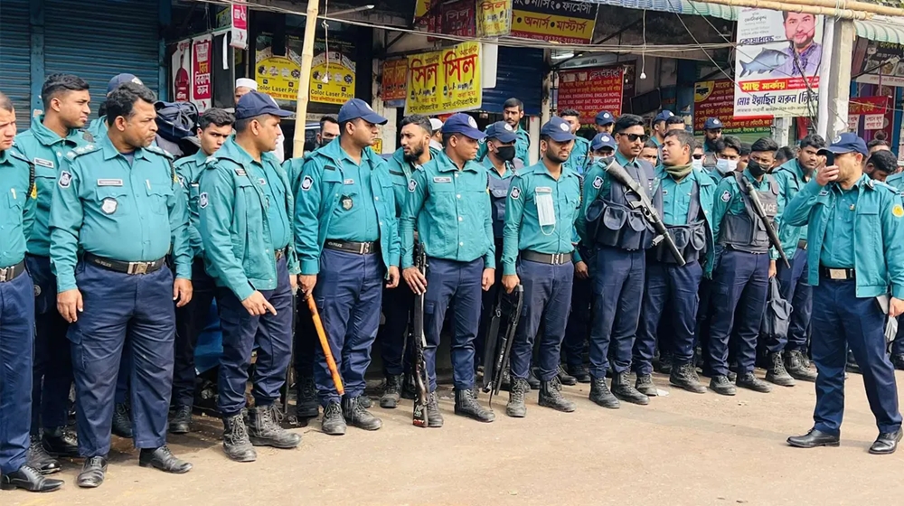 রাজধানীর নীলক্ষেতে অতিরিক্ত পুলিশ মোতায়েন