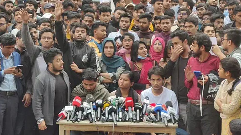 দাবি পূরণে ৪ ঘণ্টা সময় দিলেন সাত কলেজের শিক্ষার্থীরা