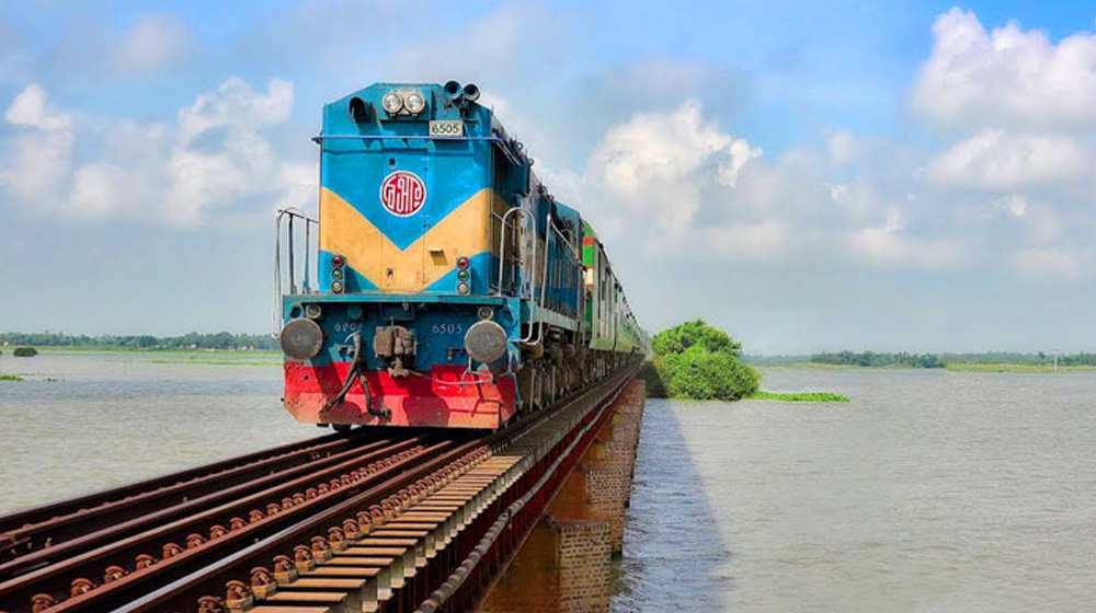 দাবি না মানলে মধ্যরাত থেকে সারাদেশে বন্ধ হতে পারে ট্রেন চলাচল