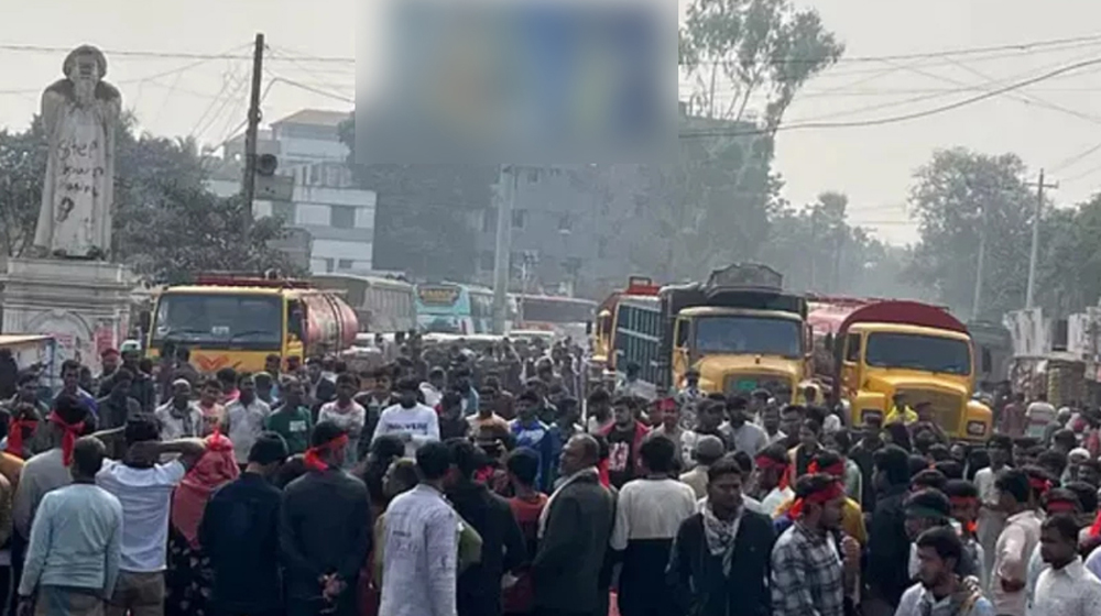 রবীন্দ্র বিশ্ববিদ্যালয়ের শিক্ষার্থীদের সড়ক অবরোধ-বিক্ষোভ