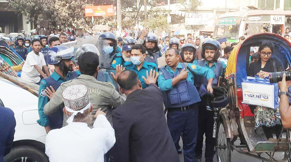 শাহবাগে আন্দোলনরত শিক্ষকদের ওপর পুলিশের লাঠিচার্জ